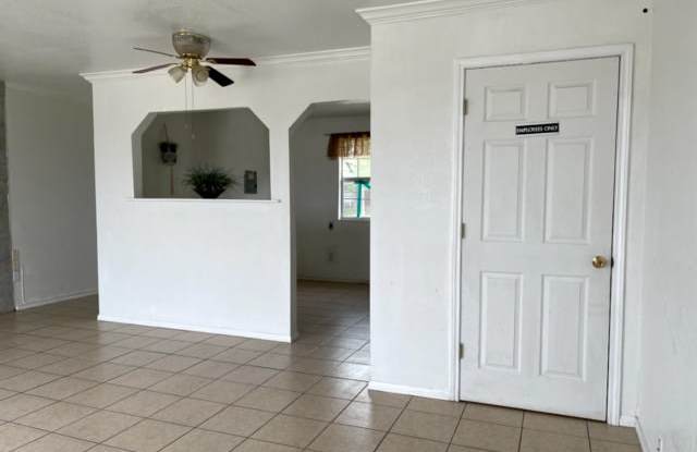2405 Zanderson Avenue, Jourdanton, TX 78026 - 1 Gallery 3