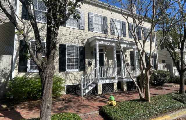 3 BEDS | 2.5 BATH | PRIVATE BACKYARD | PRIVATE PARKING | HISTORIC DISTRICT - 526 East Taylor Street, Savannah, GA 31401 3 BEDS | 2.5 BATH | PRIVATE BACKYARD | PRIVATE PARKING | HISTORIC DISTRICT - 526 East Taylor Street, Savannah, GA 31401