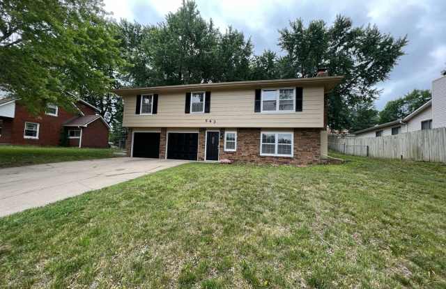 Beautiful Home with Two Living Rooms and Plenty of Outdoor Space - 843 West Kansas Street, Liberty, MO 64068