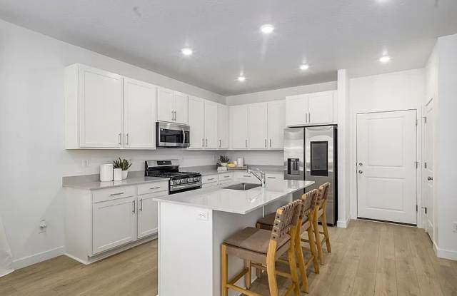 4 Bedrooms, 3.5 bathrooms Saratoga Springs Townhome Gallery 3