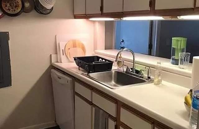 Room in 4 Bedroom Home at University Ct Gallery 3