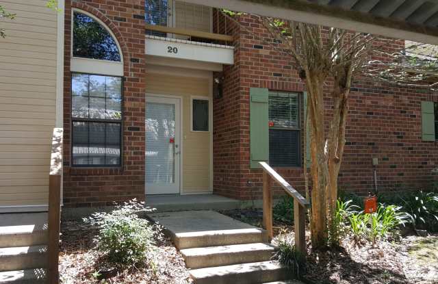 Spacious 3 Bedroom, 2 Bath Town Home Off South College Gallery 1