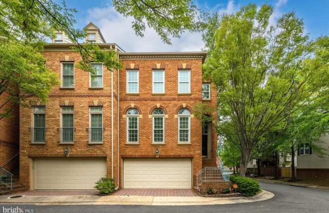 5015 WAPLE Lane - 5015 Waple Lane, Alexandria, VA 22304