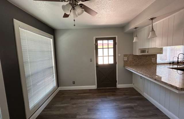 Charming Condo in North West Visalia with Solar and on site Community pool Gallery 4