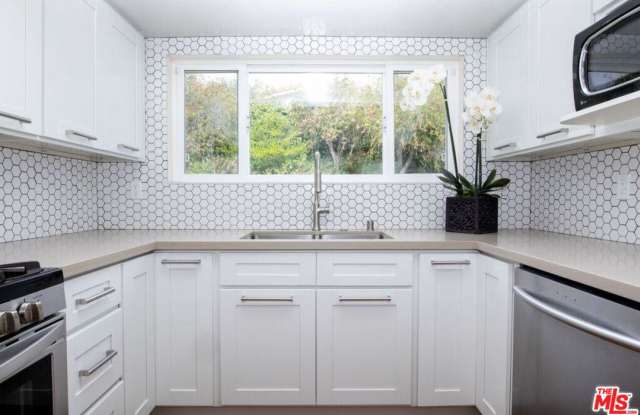 3916 CASTLEROCK Road Gallery 3