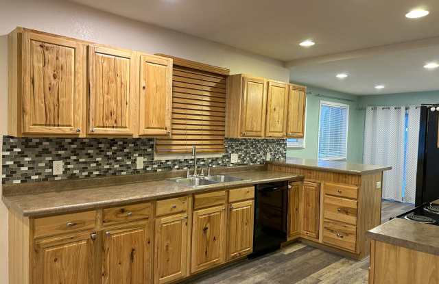 Charming 3 Bedroom, 2 Bathroom House!! photos photos