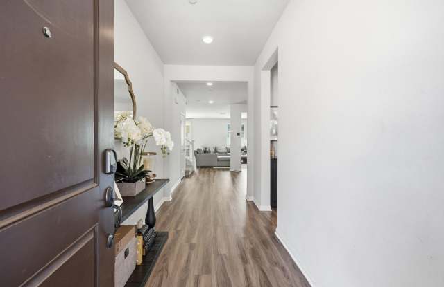 Gorgeous 2 Story Home in the Gated Oak Point Community in North Hills! Gallery 3