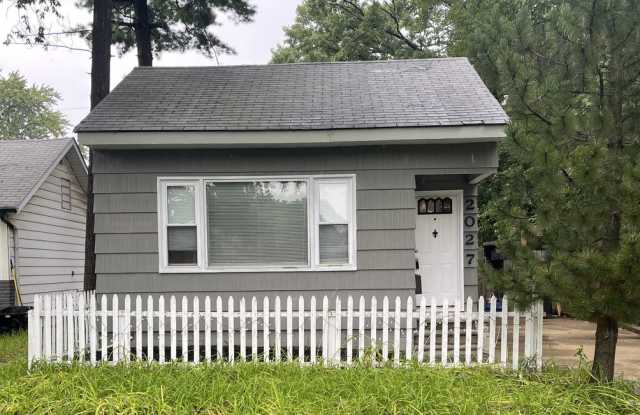 Nicely updated 2bd/2ba bungalow in Royal Oak w/ master bathroom suite - 2027 East 10 Mile Road, Royal Oak, MI 48067