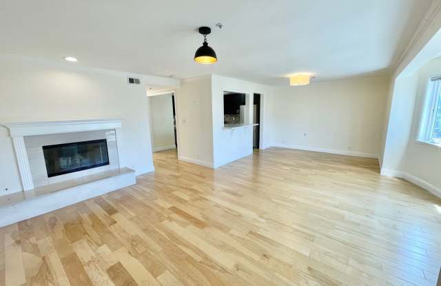 Modern 3BR/2BA, 1,491 SqFt Ocean Front Condo! Parking! Laundry! PROGRESSIVE Gallery 4