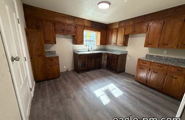 2 Bedroom 1 Bath Home + Office For RENT! Gallery 4