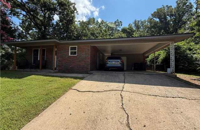 Nice Spacious 3 Bed 1.5 Bath House Total Electric.  Yard Care Included.  Fridge & Washer and Dryer can stay for $100 more pre month. photos photos