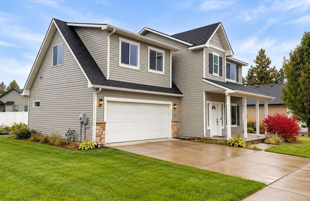 4 Bed, 2.5 Bath Home with Attached Garage Gallery 3