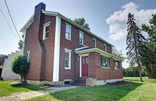 Renovated Farmhouse on Over 2 Acres – Waynesville Schools photos photos