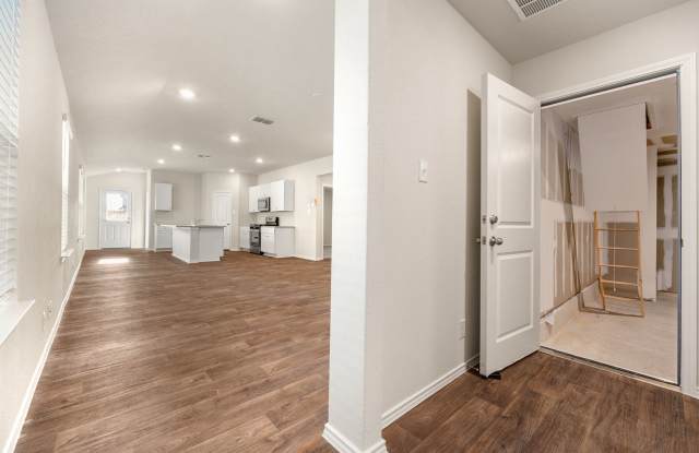 Like-New 3-Bedroom Home in San Antonio | Covered Patio + 2-Car Garage! Gallery 3