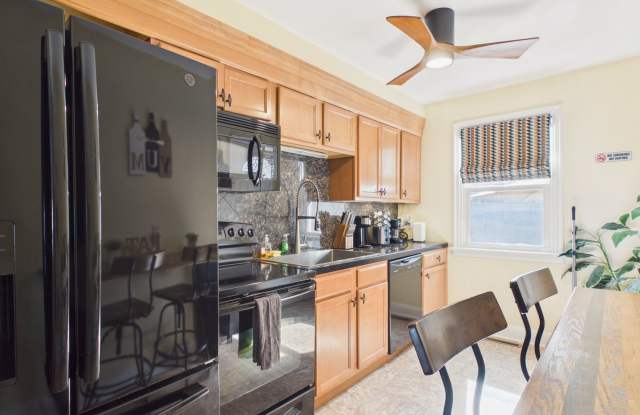 Cute 3 Bedroom on Grand Street Gallery 3