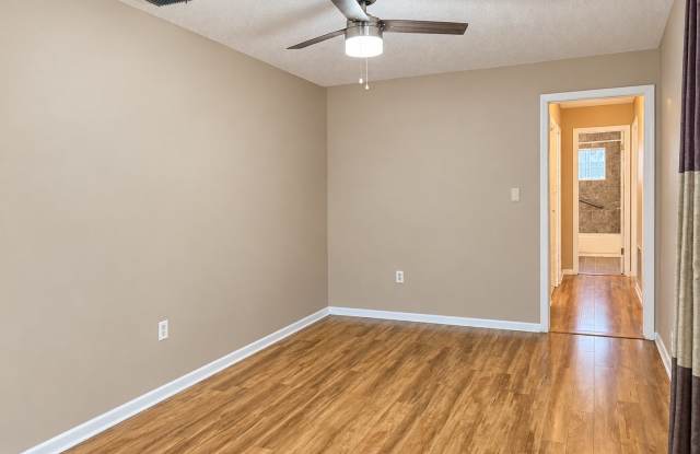 Englewood Park 3 bedroom, 2 bath available now! Gallery 4