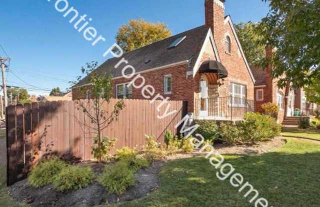 Beautiful 4 Bedroom 2 Bath Home in Lindenwood Park Gallery 3