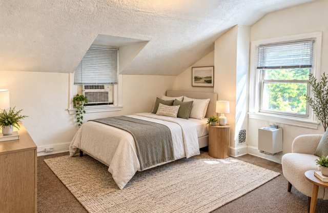 Spacious Third-Floor Studio Across from Northwood Park Gallery 4