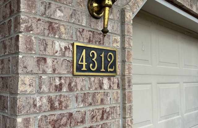 All brick, 3 bedroom, 2 bathrom, 2 car garage ranch home in the Kickapoo school boundaries Gallery 3