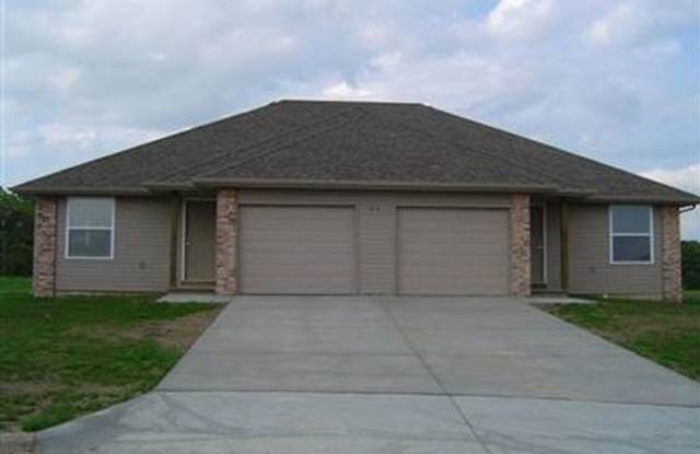 Updated 2 bedroom - 2 bath Duplex in Clever photos photos