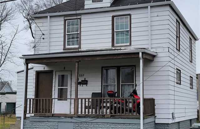 919 Spring Avenue Northeast - 2 photos photos