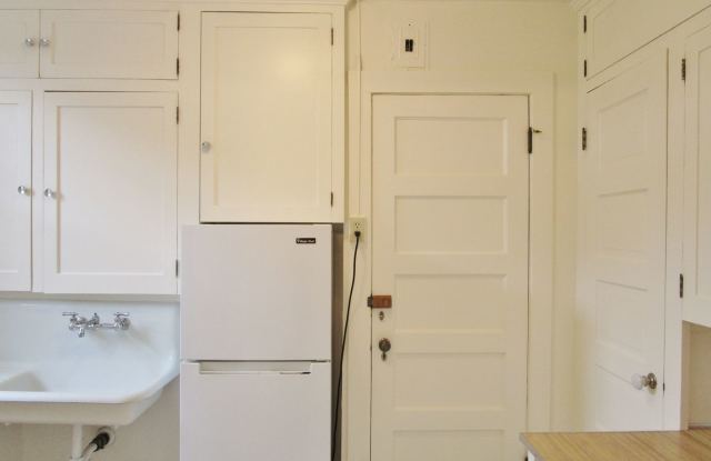 Charming One Bedroom with French Doors Gallery 4