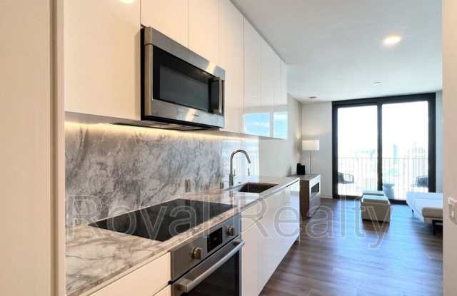 987 Queen St photos photos