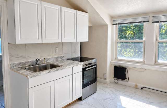 Spacious Third-Floor Studio Across from Northwood Park Gallery 3