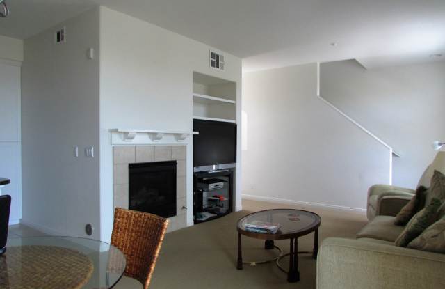 Gated Community - 2 bedroom, 2.5 bath Townhome in the heart of Oceanside Gallery 4