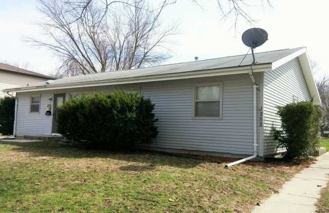 AVAILABLE AUGUST 15th! 2 Bedroom Duplex w/Garage photos photos