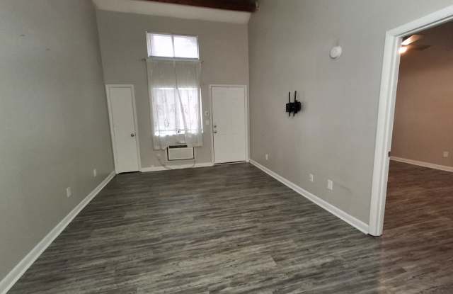 3700 Squaw Valley Drive Southwest - A Gallery 2