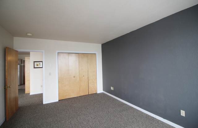 Spacious one bedroom, one bath apartment in town. Gallery 4