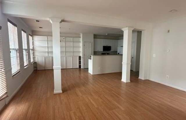 2664 MANHATTAN Place Gallery 3