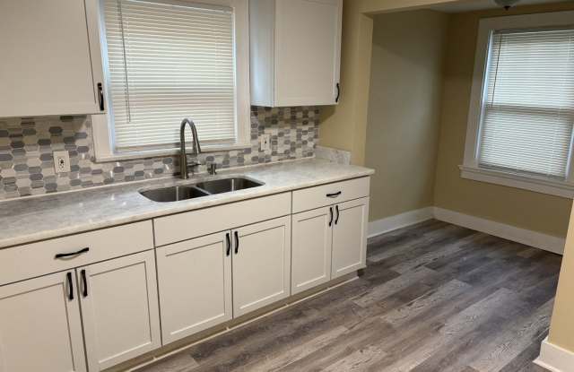 Charming 2 Bed / 1.5 Bath in Huffman Historic District with Detached Garage Gallery 1