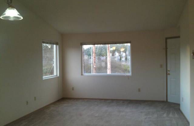 Oversized 2 Bedroom Condo Near NAS Whidbey & Shopping! Gallery 3