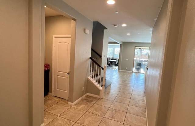 Beautiful 5 bedroom 5 bathroom home in Sycamore Creek! Gallery 3