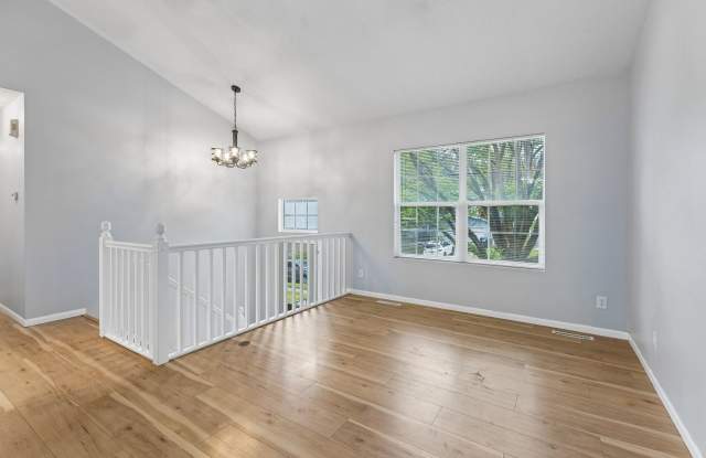 3 Bedroom home with massive deck! Gallery 4