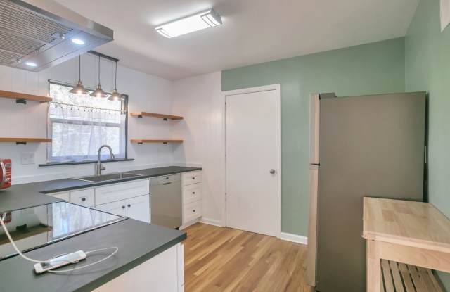 Room in 4 Bedroom Home at Santa Monica Dr Gallery 4