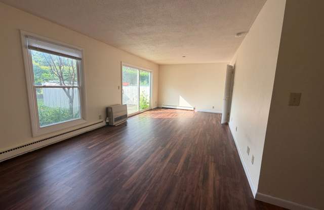 2BD/1.5BA Beautiful Townhome - Right Near Oakledge Park! photos photos