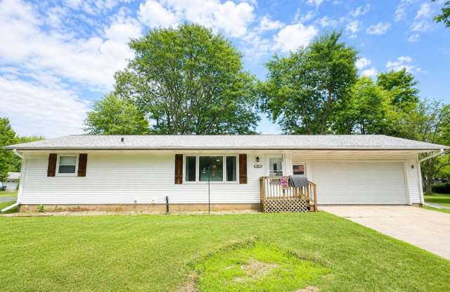 3 Bedroom Ranch Home with Large Fenced in Yard!! photos photos