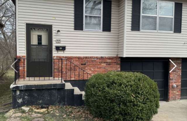 Spacious 2+/1 townhouse in Independence! - 705 North Frandsen Road, Independence, MO 64050