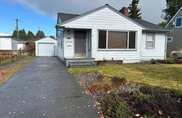 Beautiful Two Bedroom Home With Fenced In Backyard! Gallery 1
