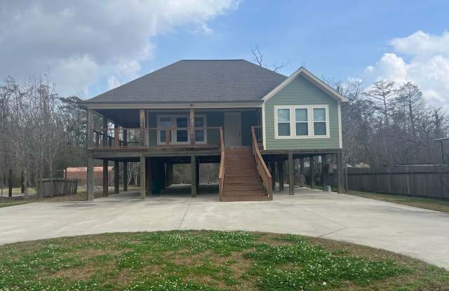 Waterfront Property! 3 Bed / 2 Bath Moss Bluff Home photos photos