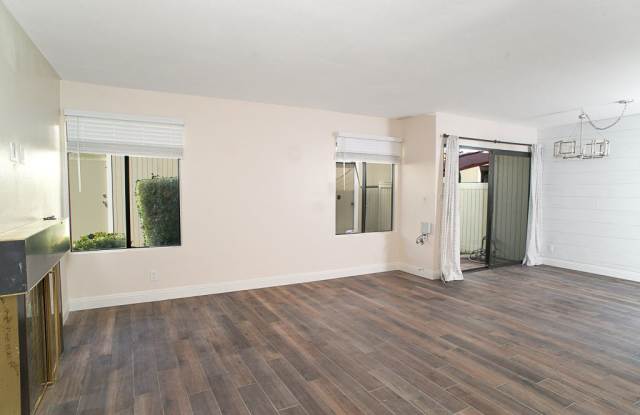 22109 Burbank Boulevard - 2 photos photos