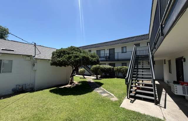 935 Kenwood Avenue - 5 photos photos