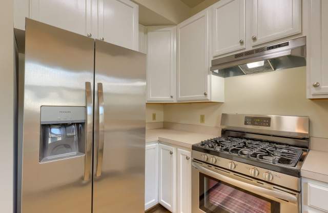 Spacious 3 bedroom on Fulton St Gallery 3