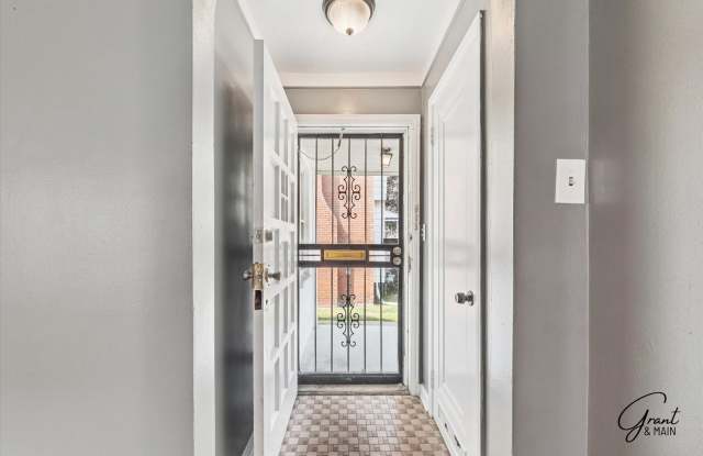 $1350 3 bedroom bungalow Gallery 4