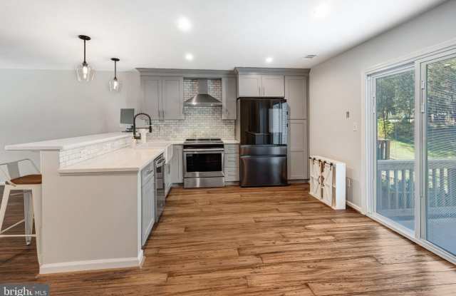 16334 TACONIC Circle Gallery 4