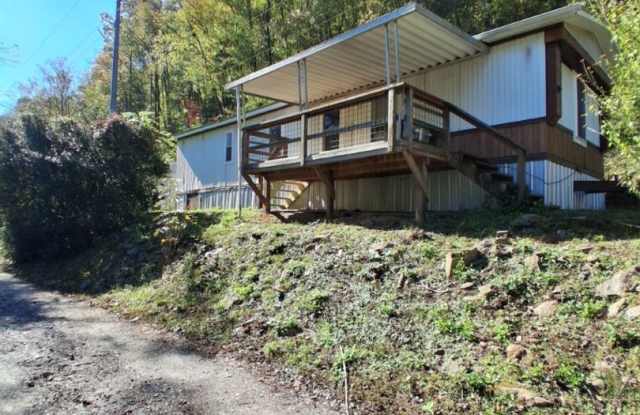 $1,800 - 2 Bedroom / 1 Bath Mobile Home Sitting on the Tuckasegee River photos photos