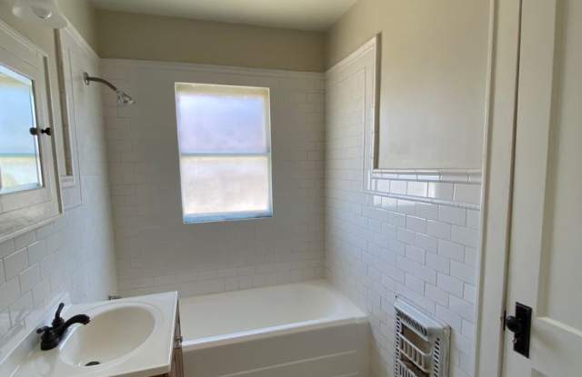 Spacious 2 bed/1 bath Duplex - 2424 West Jefferson Boulevard, Dallas, TX 75211